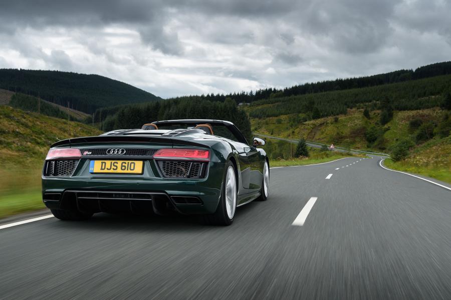  Audi R8 Spyder V10 Plus 2017 года  (UK) (фото 10 из 40)